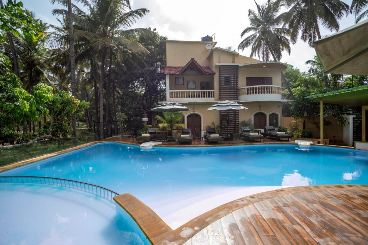 Holiday Goa Hotel Arpora Bagian luar foto